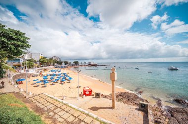 Salvador, Bahia - Brezilya - 24 Eylül 2024: Portekiz Krallığı ve İsa 'nın Haçı amblemli bir lioz yapı, bulutlu bir gökyüzünün altında arka planda Santa Maria Kalesi. Salvador Vakfı İşareti 19 yılında açıldı.