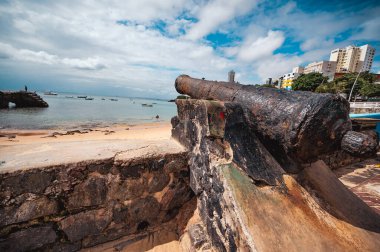 Salvador, Bahia - Brezilya - 24 Eylül 2024: Porto da Barra, Salvador 'daki Forte de Santa Maria' da top atışı: kentsel ve doğal manzaranın ortasındaki tarihi bir savunma sembolü