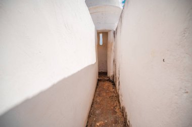 Salvador, Bahia - Brezilya - 24 Eylül 2024: Taş duvarlı Santa Maria Kalesi 'ne giden koridor.