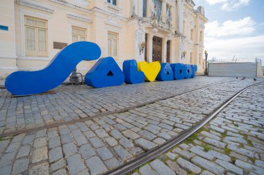Salvador, Bahia - Brezilya - 26 Eylül 2024: Rio Branco Sarayı önündeki V harfi yerine sarı bir kalple Salvador şehir tabelası