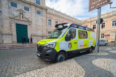 Salvador, Bahia - Brezilya - 26 Eylül 2024: Salvador, Bahia 'nın tarihi merkezinde bir caddeye park etmiş trafik departmanı aracı.
