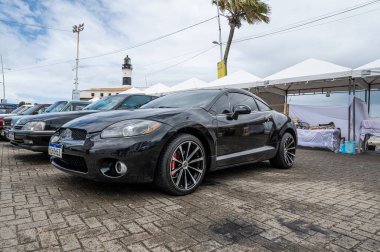 Salvador, Bahia - Brezilya - 29 Eylül 2024: Mitsubishi Eclipse Farol da Barra, Salvador, Bahia 'da klasik araba fuarı sırasında