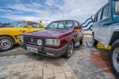 Salvador, Bahia - Brezilya - 29 Eylül 2024: Farol da Barra, Salvador, Bahia 'da klasik araba fuarı sırasında Volkswagen Gol