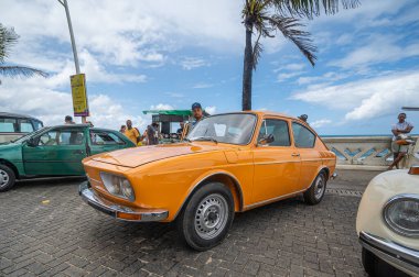 Salvador, Bahia - Brezilya - 29 Eylül 2024: Farol da Barra, Salvador, Bahia 'da klasik araba fuarı sırasında Volkswagen Variant