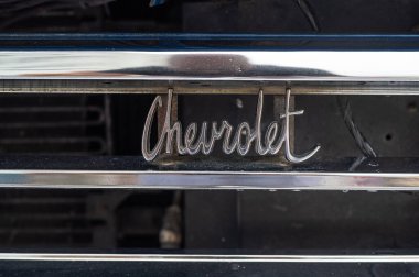 Salvador, Bahia - Brezilya - 29 Eylül 2024: Farol da Barra, Salvador, Bahia 'da klasik araba fuarı sırasında Chevrolet amblemi