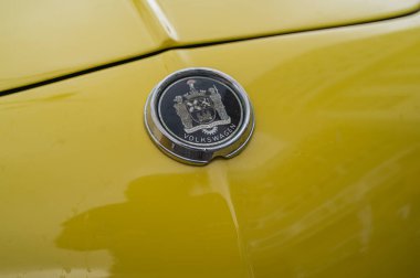 Salvador, Bahia - Brezilya - 29 Eylül 2024: Volkswagen Karmann Ghia Farol da Barra, Salvador, Bahia 'da klasik araba fuarı sırasında