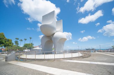 Salvador, Bahia - Brezilya - 30 Eylül 2024: Elevador Lacerda 'nın önündeki Salvador Şehri Anıtı, şehrin kuruluşunu kutluyor