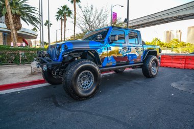 Las Vegas, Nevada - ABD - 2 Kasım 2023: Las Vegas Kongre Merkezi 'ndeki SEMA Show sırasında değiştirilmiş kamyonet