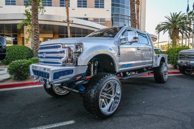 Las Vegas, Nevada - ABD - 2 Kasım 2023: Las Vegas Kongre Merkezi 'ndeki SEMA Show sırasında değiştirilmiş kamyonet