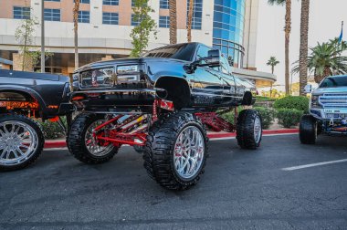 Las Vegas, Nevada - ABD - 2 Kasım 2023: Las Vegas Kongre Merkezi 'ndeki SEMA Show sırasında değiştirilmiş kamyonet