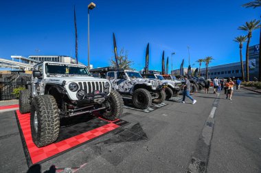 Las Vegas, Nevada - ABD - 2 Kasım 2023: Las Vegas Kongre Merkezi 'ndeki SEMA Show sırasında değiştirilmiş cip
