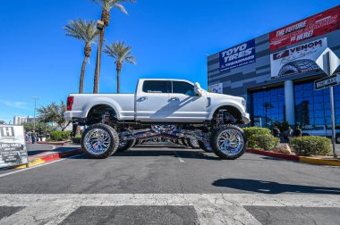 Las Vegas, Nevada - ABD - 2 Kasım 2023: Las Vegas Kongre Merkezi 'ndeki SEMA Show sırasında değiştirilmiş kamyonet