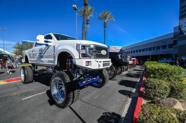 Las Vegas, Nevada - ABD - 2 Kasım 2023: Las Vegas Kongre Merkezi 'ndeki SEMA Show sırasında değiştirilmiş kamyonet