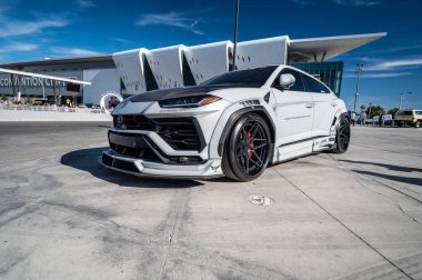 Las Vegas, Nevada - ABD - 2 Kasım 2023: Las Vegas Kongre Merkezi 'ndeki SEMA Show sırasında Lamborghini Urus