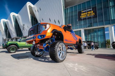 Las Vegas, Nevada - ABD - 2 Kasım 2023: Las Vegas Kongre Merkezi 'ndeki SEMA Show sırasında değiştirilmiş kamyonet