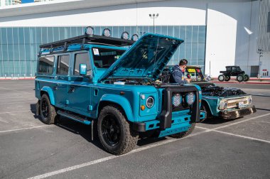 Las Vegas, Nevada - ABD - 2 Kasım 2023: Las Vegas Kongre Merkezi 'ndeki SEMA Show sırasında Land Rover Defender 110