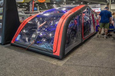 Las Vegas, Nevada - ABD - 2 Kasım 2023: Las Vegas Kongre Merkezi 'ndeki SEMA Show sırasında kapalı araba depolama balonu