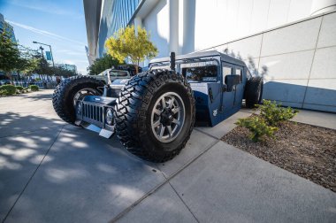 Las Vegas, Nevada - ABD - 2 Kasım 2023: Las Vegas 'taki Kongre Merkezi' nde SEMA Show sırasında çarpılmış H1 Hummer