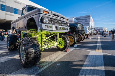 Las Vegas, Nevada - ABD - 2 Kasım 2023: Las Vegas Kongre Merkezi 'ndeki SEMA Show sırasında değiştirilmiş kamyonet