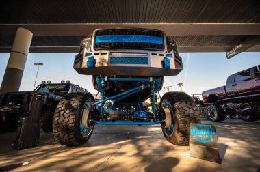 Las Vegas, Nevada - ABD - 3 Kasım 2023: Las Vegas Kongre Merkezi 'ndeki SEMA Show sırasında canavar kamyonet