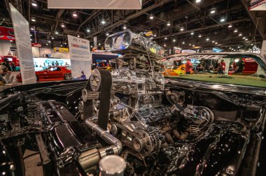 Las Vegas, Nevada - ABD - 3 Kasım 2023: Las Vegas 'taki Kongre Merkezi' nde SEMA Show sırasında güçlü motoru olan klasik bir Chevrolet