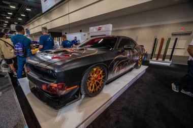 Las Vegas, Nevada - ABD - 3 Kasım 2023: Las Vegas Kongre Merkezi 'ndeki SEMA Show sırasında Dodge Challenger SRT