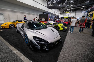 Las Vegas, Nevada - ABD - 3 Kasım 2023: Las Vegas Kongre Merkezi 'ndeki SEMA Show sırasında McLaren P1