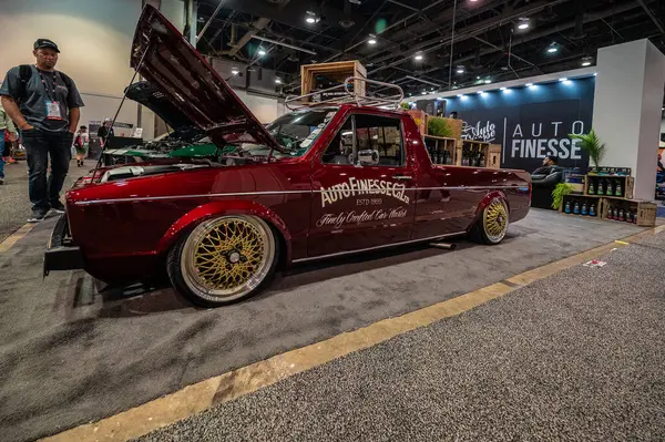 Las Vegas, Nevada - ABD - 3 Kasım 2023: Volkswagen ve Porsche V8 motorlu SEMA Show sırasında Las Vegas Kongre Merkezi