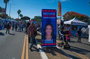 Los Angeles, California - ABD - 18 Ekim 2024: Kamala Harris banner staand during Taste of Soul, a annual Los Angeles festival, Afro-Amerikan kültürü soul food ve canlı müzikle kutlanır.