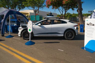 Los Angeles, California - ABD - 18 Ekim 2024: Waymo her yıl düzenlenen Los Angeles festivali, Afro-Amerikan kültürü soul ve canlı müzik ile kutlanır..