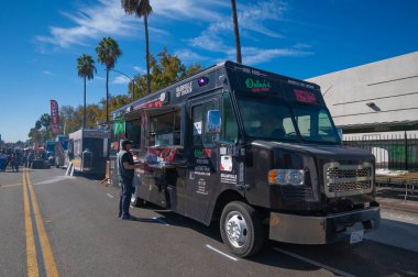 Los Angeles, Kaliforniya - ABD - 18 Ekim 2024: Her yıl düzenlenen Los Angeles festivali Taste of Soul sırasında yemek kamyonları, Afrikalı-Amerikan kültürü soul müziği ve canlı müzikle kutlanıyor.