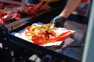 Los Angeles, California - ABD - 18 Ekim 2024: İnsanlar, Los Angeles 'ta her yıl düzenlenen bir Los Angeles festivali olan Taste of Soul sırasında ıstakoz hazırlıyorlar..