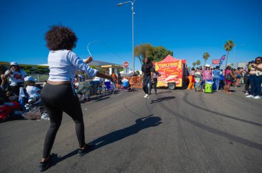 Los Angeles, California - ABD - 18 Ekim 2024: Her yıl düzenlenen Los Angeles festivali Taste of Soul sırasında kadınların ip atlaması, Afro-Amerikan kültürü soul müziği ve canlı müzikle kutlanıyor.