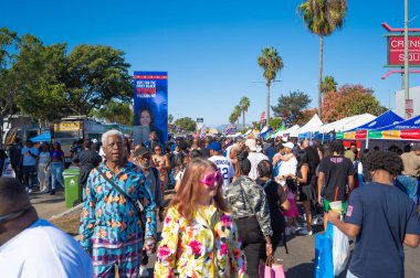 Los Angeles, California - ABD - 18 Ekim 2024: Geleneksel Los Angeles festivali Taste of Soul sırasında yürüyen insanlar, Afro-Amerikan kültürü soul ve canlı müzik ile kutlanır..