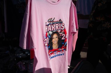 Los Angeles, California - ABD - 18 Ekim 2024: ABD başkan adayı Kamala Harris 'in gömleği. Geleneksel bir Los Angeles festivali olan Taste of Soul sırasında Afro-Amerikan kültürü soul ve canlı müzikle kutlanır..