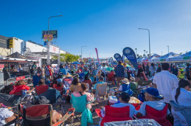 Los Angeles, California - ABD - 18 Ekim 2024: Her yıl düzenlenen bir Los Angeles festivali olan Taste of Soul 'u izleyen insanlar, Afro-Amerikan kültürü ruh yemekleri ve canlı müzikle kutlanıyor.