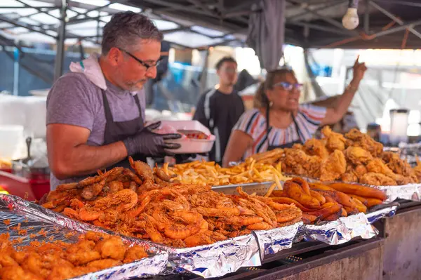 Los Angeles, Kaliforniya - ABD - 18 Ekim 2024: Her yıl düzenlenen Los Angeles festivali Taste of Soul sırasında gıda satış tezgahı, Afro-Amerikan kültürü soul müziği ve canlı müzikle kutlanır..