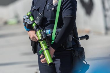 Los Angeles, ABD 8 Haziran 2025 Şehir merkezindeki göçmen haklarının desteklenmesi ve genişletilmiş göçmen haklarına karşı yapılan bir gösteride daha az ölümcül silah kullanıldı.