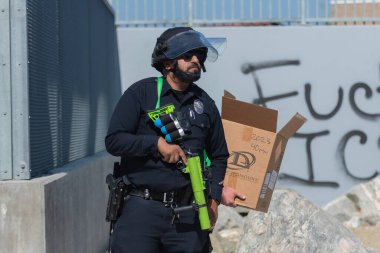 Los Angeles, ABD 8 Haziran 2025 Polis memuru, şehir merkezindeki göçmen haklarına destek ve genişletilmiş ICE operasyonlarına karşı düzenlenen bir gösteri sırasında daha az ölümcül silah taşıyordu..