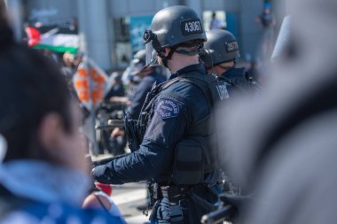Los Angeles, ABD 8 Haziran 2025 LAPD memuru şehir merkezindeki göçmen haklarına destek ve genişletilmiş ICE operasyonlarına karşı gözcülük yapıyor..