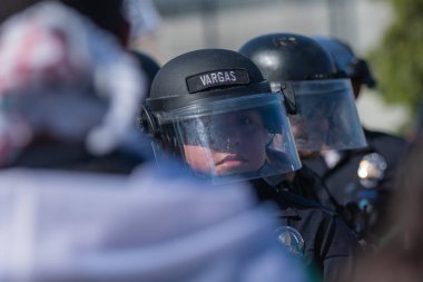 Los Angeles, ABD 8 Haziran 2025 LAPD memuru şehir merkezindeki göçmen haklarına destek ve genişletilmiş ICE operasyonlarına karşı gözcülük yapıyor..