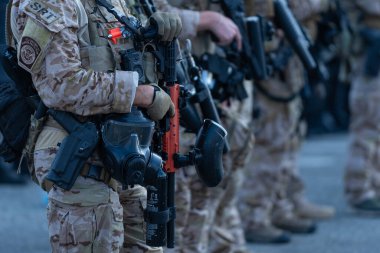 Los Angeles, ABD 8 Haziran 2025 Milli Muhafız Birliği askerlerinin taktik teçhizatlarının şehir merkezindeki göçmen haklarına destek ve genişletilmiş ICE operasyonlarına karşı yakın çekim.