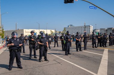 Los Angeles, ABD 8 Haziran 2025 LAPD memurları genişletilmiş göçmen haklarına karşı düzenlenen bir gösteride nöbet tutuyorlar..
