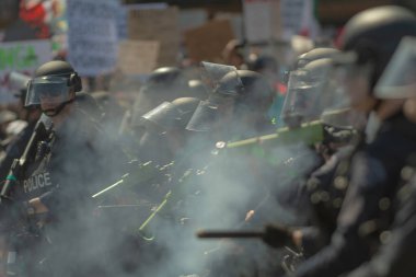 Los Angeles, ABD 8 Haziran 2025 Çevik Kuvvet Polisi genişletilmiş ICE operasyonlarına ve göçmen haklarına karşı yapılan gösteride plastik mermi kullandı..