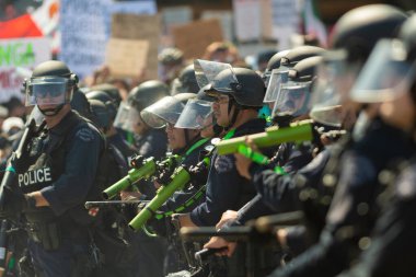 Los Angeles, ABD 8 Haziran 2025 Çevik Kuvvet Polisi genişletilmiş ICE operasyonlarına ve göçmen haklarına karşı yapılan gösteride plastik mermi kullandı..