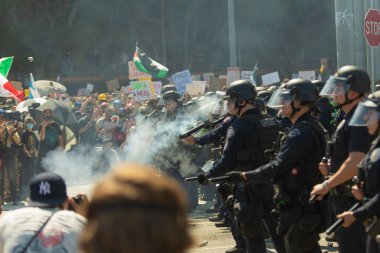 Los Angeles, ABD 8 Haziran 2025 Çevik Kuvvet Polisi genişletilmiş ICE operasyonlarına ve göçmen haklarına karşı yapılan gösteride plastik mermi kullandı..