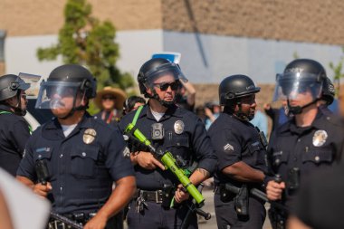 Los Angeles, ABD 8 Haziran 2025 LAPD memurları genişletilmiş göçmen haklarına karşı düzenlenen bir gösteride nöbet tutuyorlar..