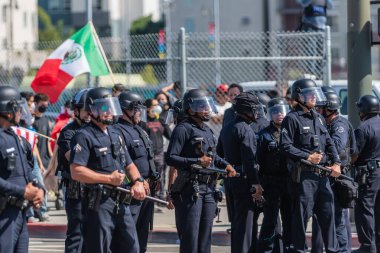 Los Angeles, ABD 8 Haziran 2025 LAPD memurları genişletilmiş göçmen haklarına karşı düzenlenen bir gösteride nöbet tutuyorlar..