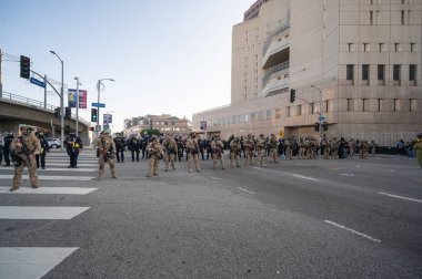 Los Angeles, ABD 8 Haziran 2025 Milli Muhafız Birlikleri, göçmen haklarına destek ve genişletilmiş ICE operasyonlarına karşı düzenlenen gösteride beklemede.