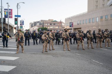 Los Angeles, ABD 8 Haziran 2025 Milli Muhafız Birlikleri, göçmen haklarına destek ve genişletilmiş ICE operasyonlarına karşı düzenlenen gösteride beklemede.